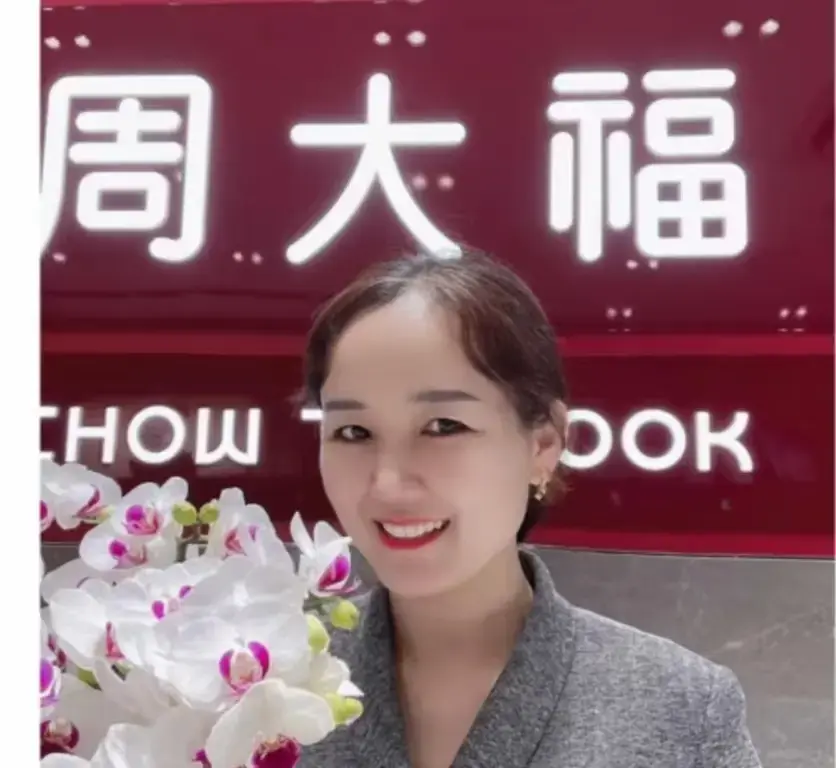 盐城射阳周大福金店一拖三事件完整版视频-周大福突发一拖三全程回顾-附完整版视频在线观看